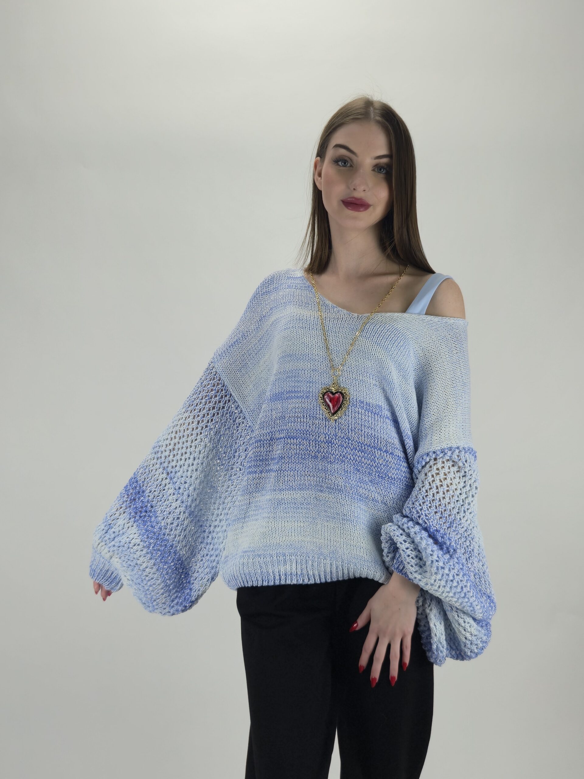 Sweter melanż błękitu, ażurowy rękaw Hit!