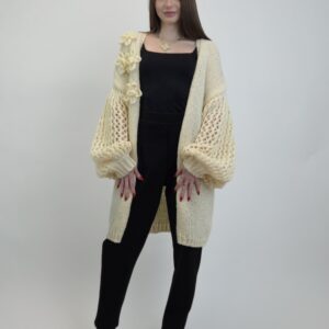 Kardigan handmade premium, kwiaty 3D, ażurowy rękaw, ecru, rozmiar uniwersalny