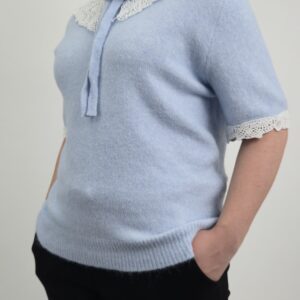Bluzka błękitna z ażurowym kołnierzykiem, rozmiar uniwersalny