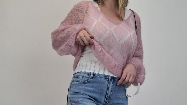 Sweterek z kid moheru- pastelowy róż - obrazek 3