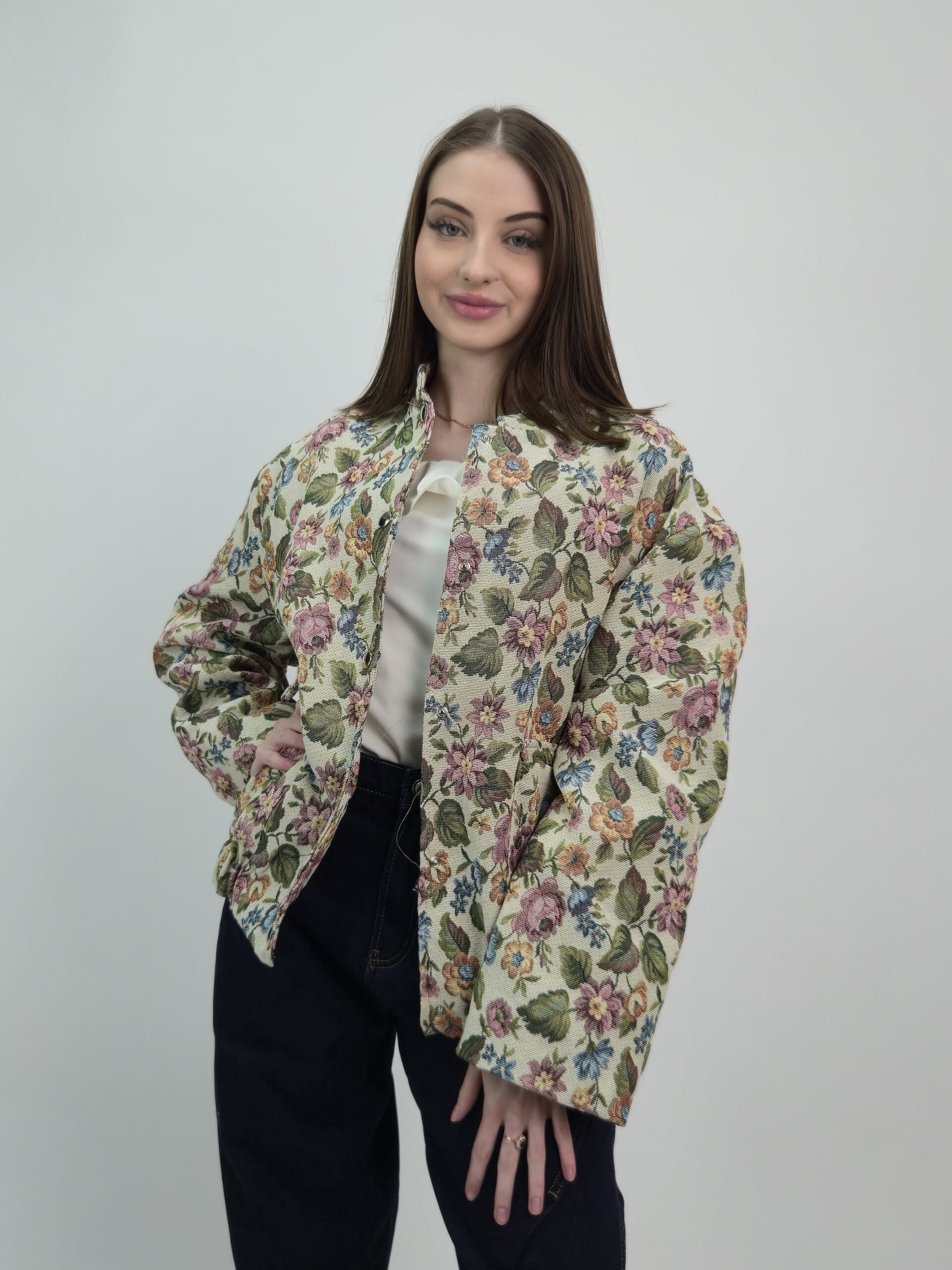 Kurtka żakardowa w kwiaty, elegancka i stylowa - obrazek 3