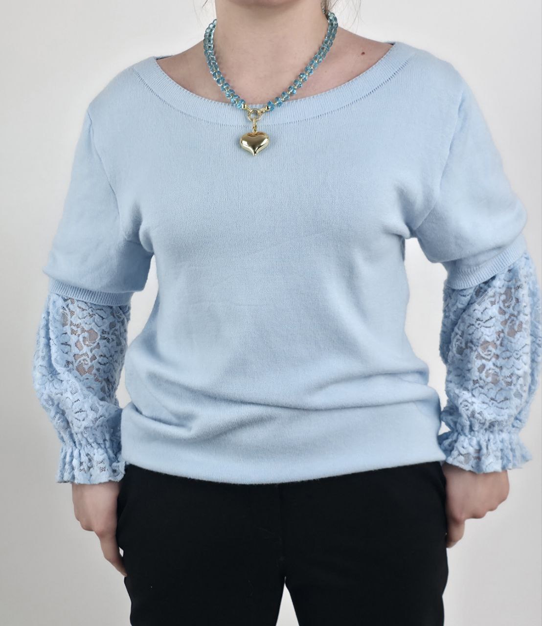 Sweter błękitny z koronkowym rękawem