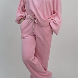 Dres welurowy z kapturem i falbanką, kolor pastelowy róż, rozmiar uniwersalny