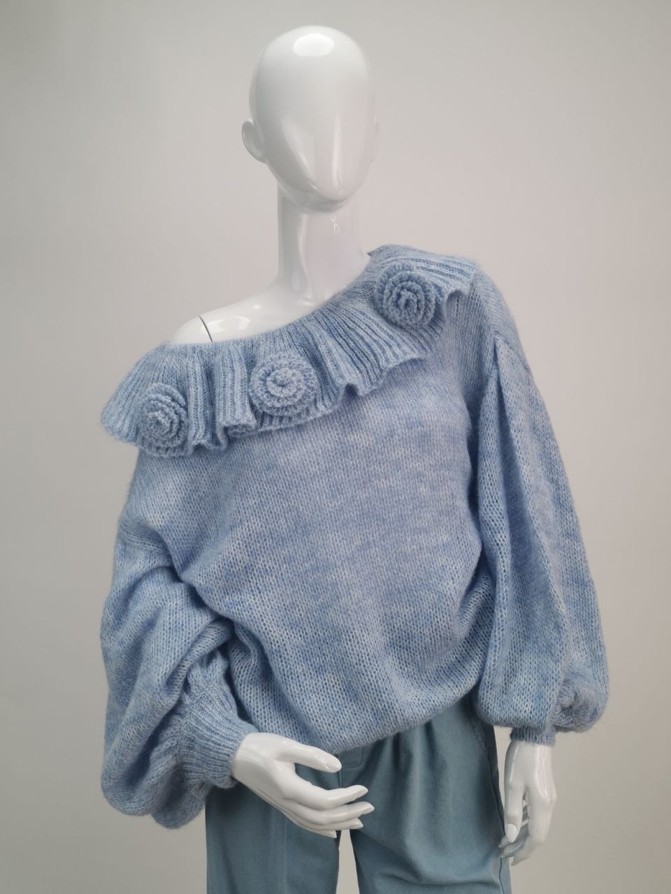 Sweter premium falbanka róże 3 D, niebieski