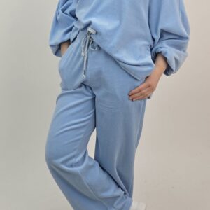 Dres welurowy z kapturem i ozdobną falbanką, kolor niebieski, rozmiar uniwersalny