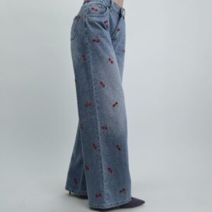 Jeansy wide leg z haftowanymi wisienkami, kolor niebieski