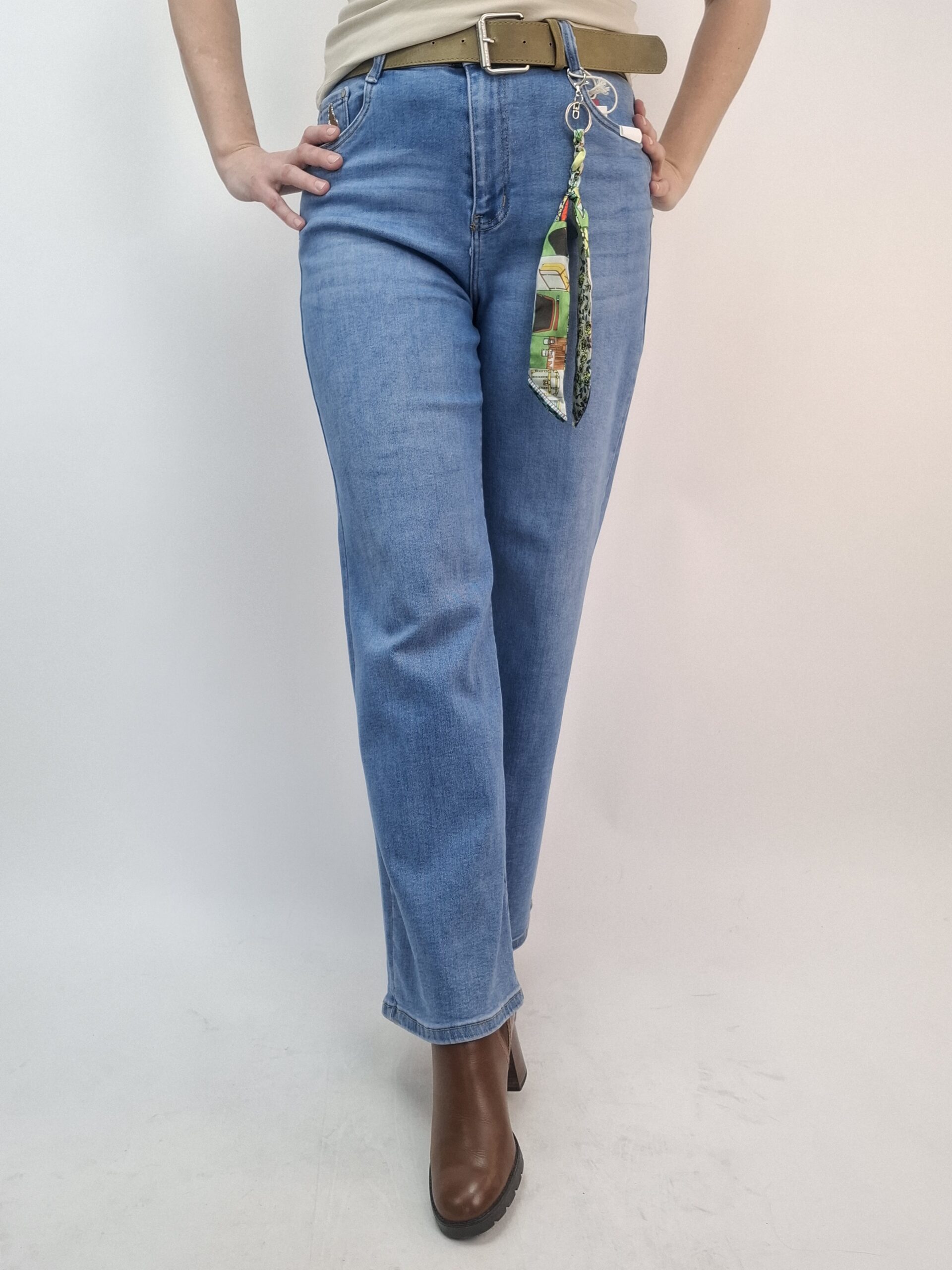 Spodnie jeansy wide leg premium denim, jasny niebieski z paskiem i zawieszką