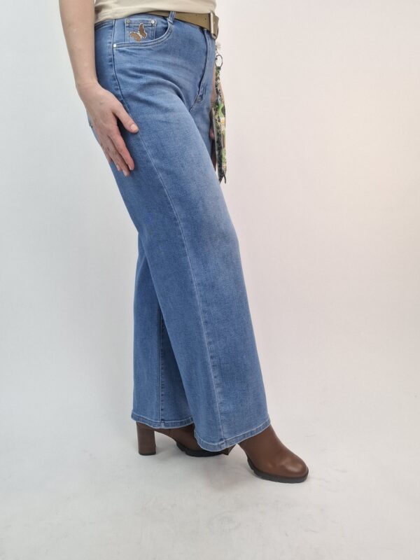 Spodnie jeansy wide leg premium denim, jasny niebieski z paskiem i zawieszką - obrazek 2