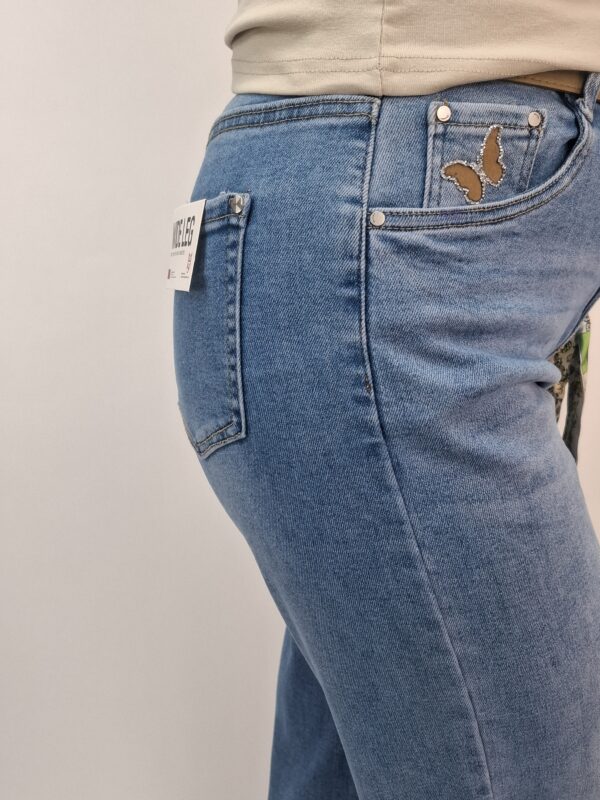 Spodnie jeansy wide leg premium denim, jasny niebieski z paskiem i zawieszką - obrazek 3