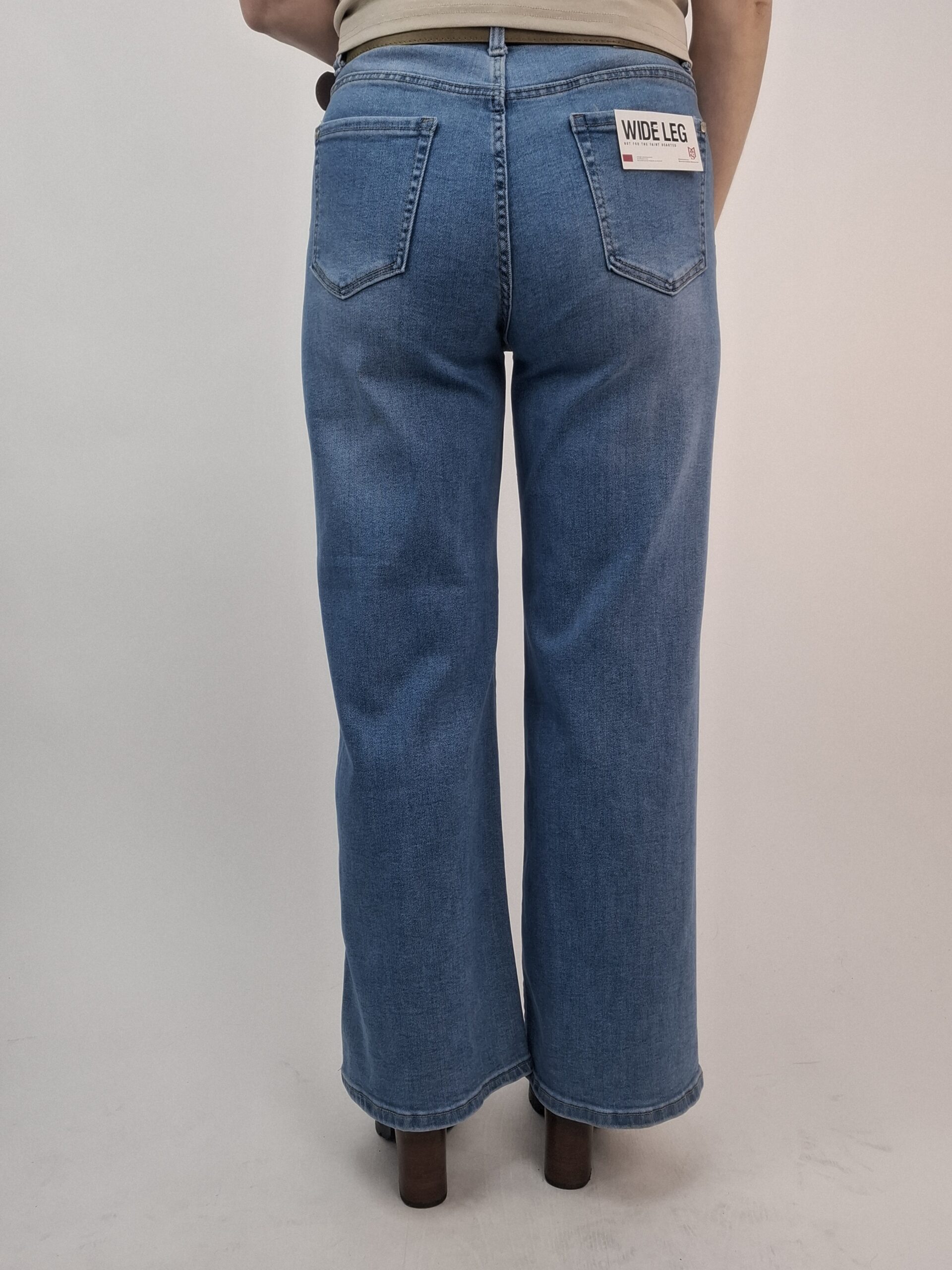 Spodnie jeansy wide leg premium denim, jasny niebieski z paskiem i zawieszką - obrazek 5