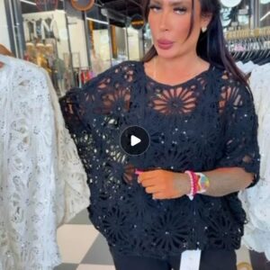 Bluzka nietoperz bawełniana serwetkowa z cekinowym zdobieniem – czarna