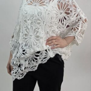 Bluzka nietoperz serwetkowa z cekinowym zdobieniem – biała