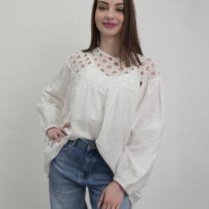 Piękna bluzka śmietankowa z ozdobnym ażurowym wykończeniem