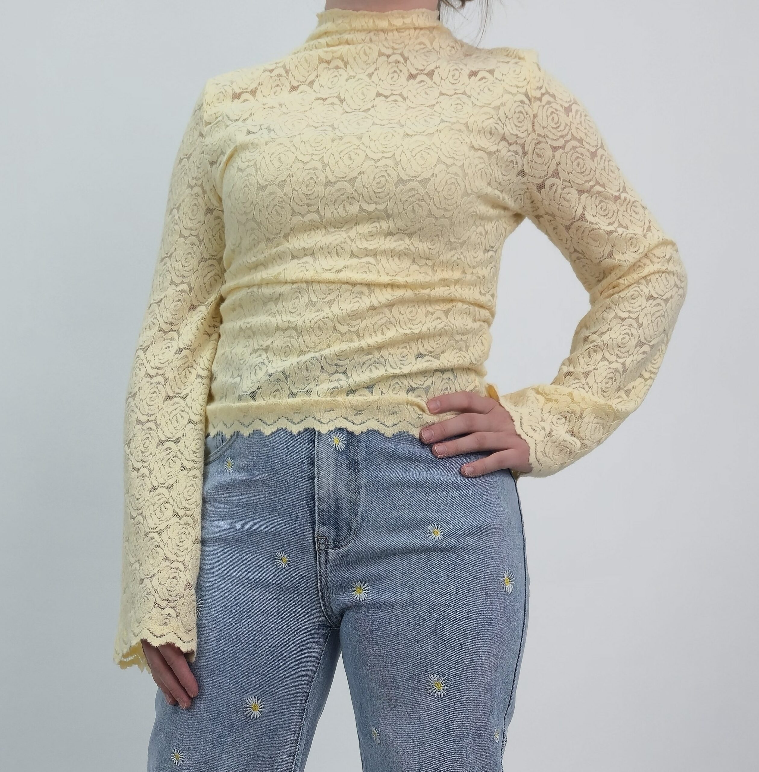Jeansy damskie wide leg crop, haft stokrotki - obrazek 2