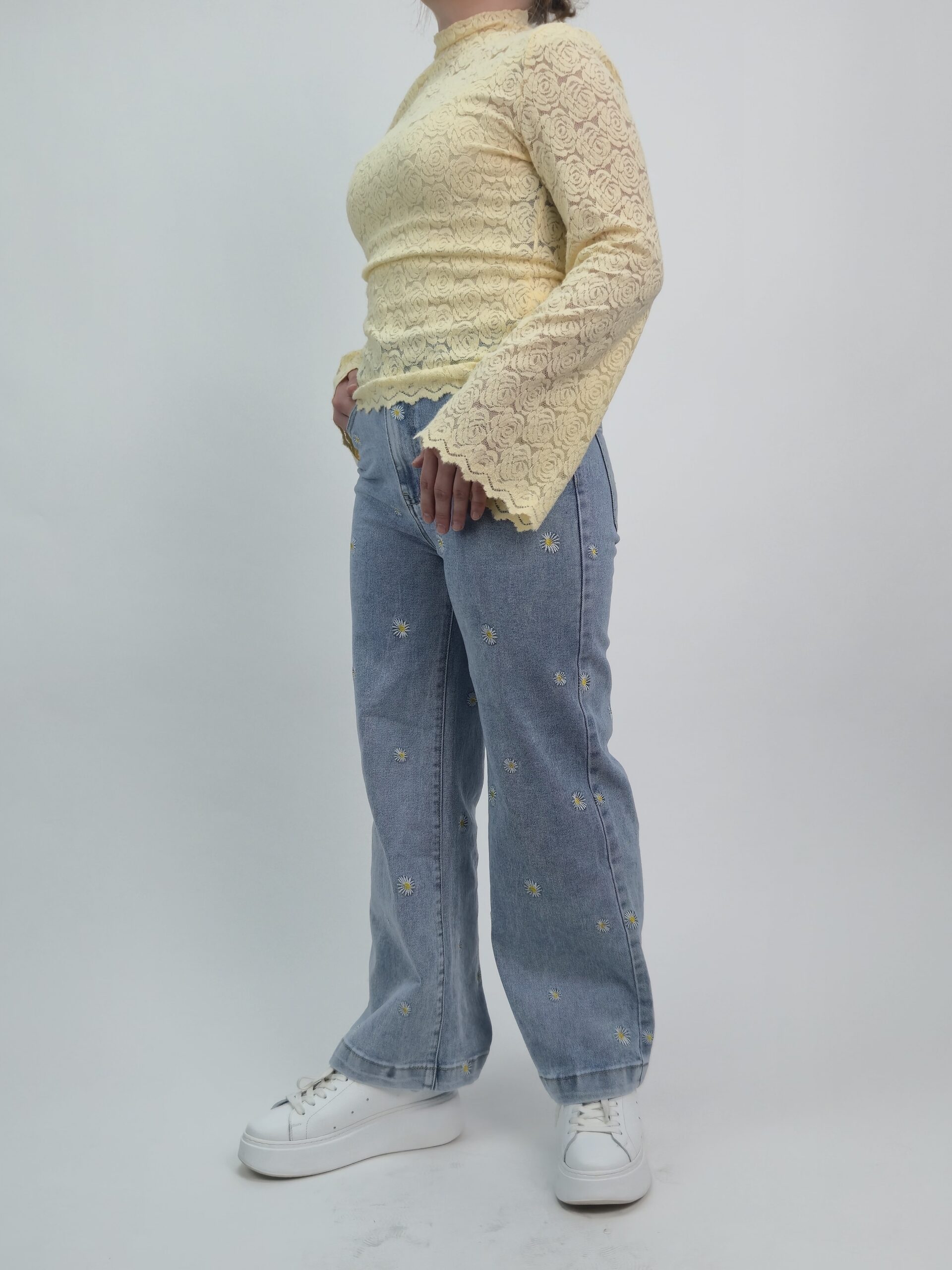 Jeansy damskie wide leg crop, haft stokrotki - obrazek 4
