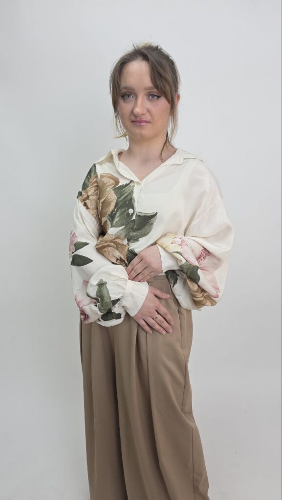 Bluzka z 100% wiskozy Satynowa Floral – Śmietankowa