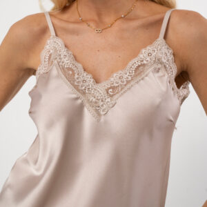 Satynowy top bieliźniany z koronkowym dekoltem, kolor beżowy