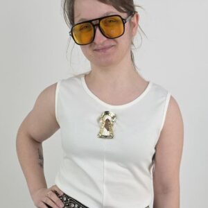 Biały top damski elegancki broszka klucz modny