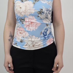 Top damski w kwiaty modelujący błękitny
