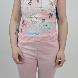 Top damski modelujący w kwiaty różowy