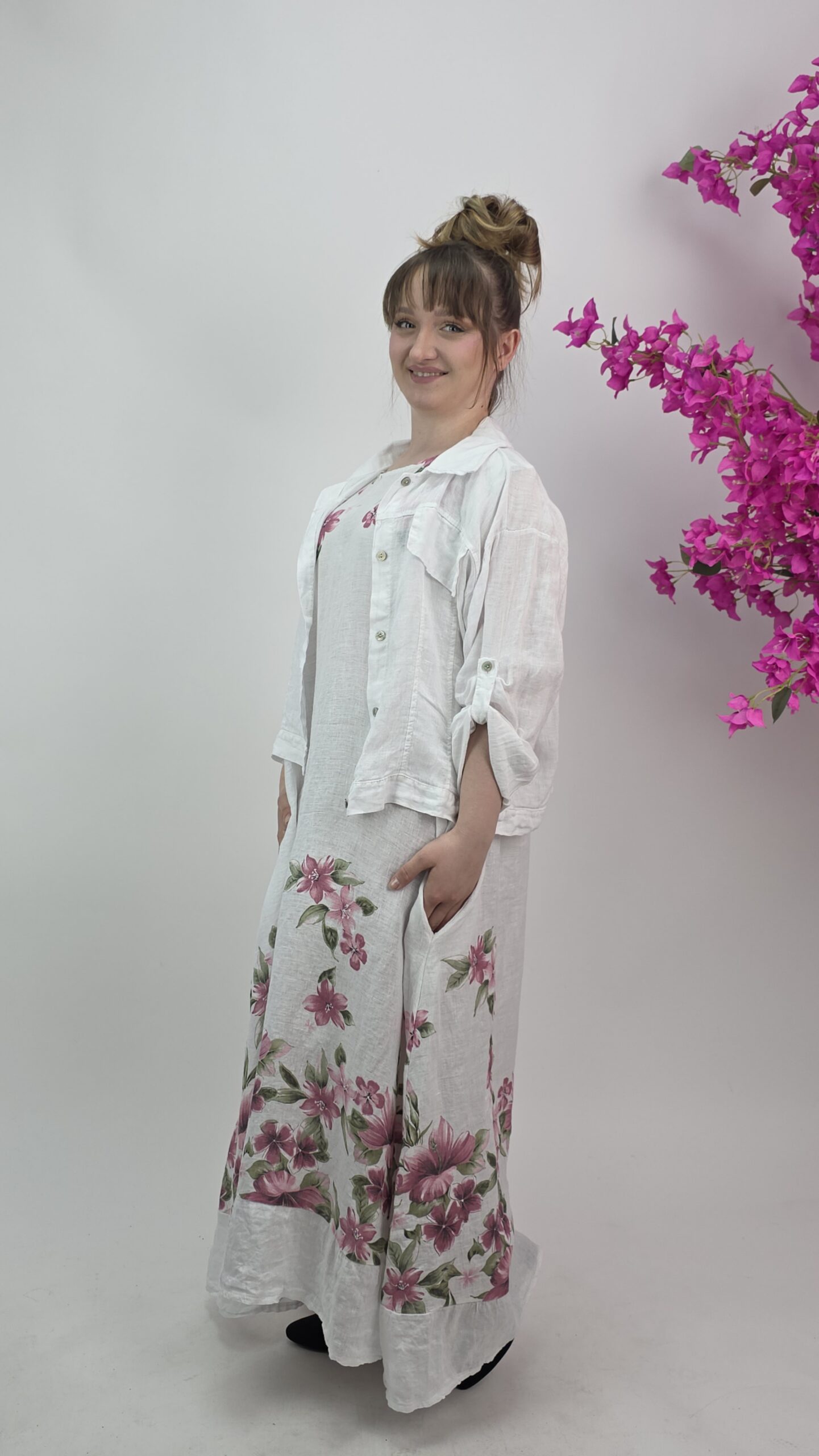 Lniana sukienka maxi w kwiaty z lekką kurtką