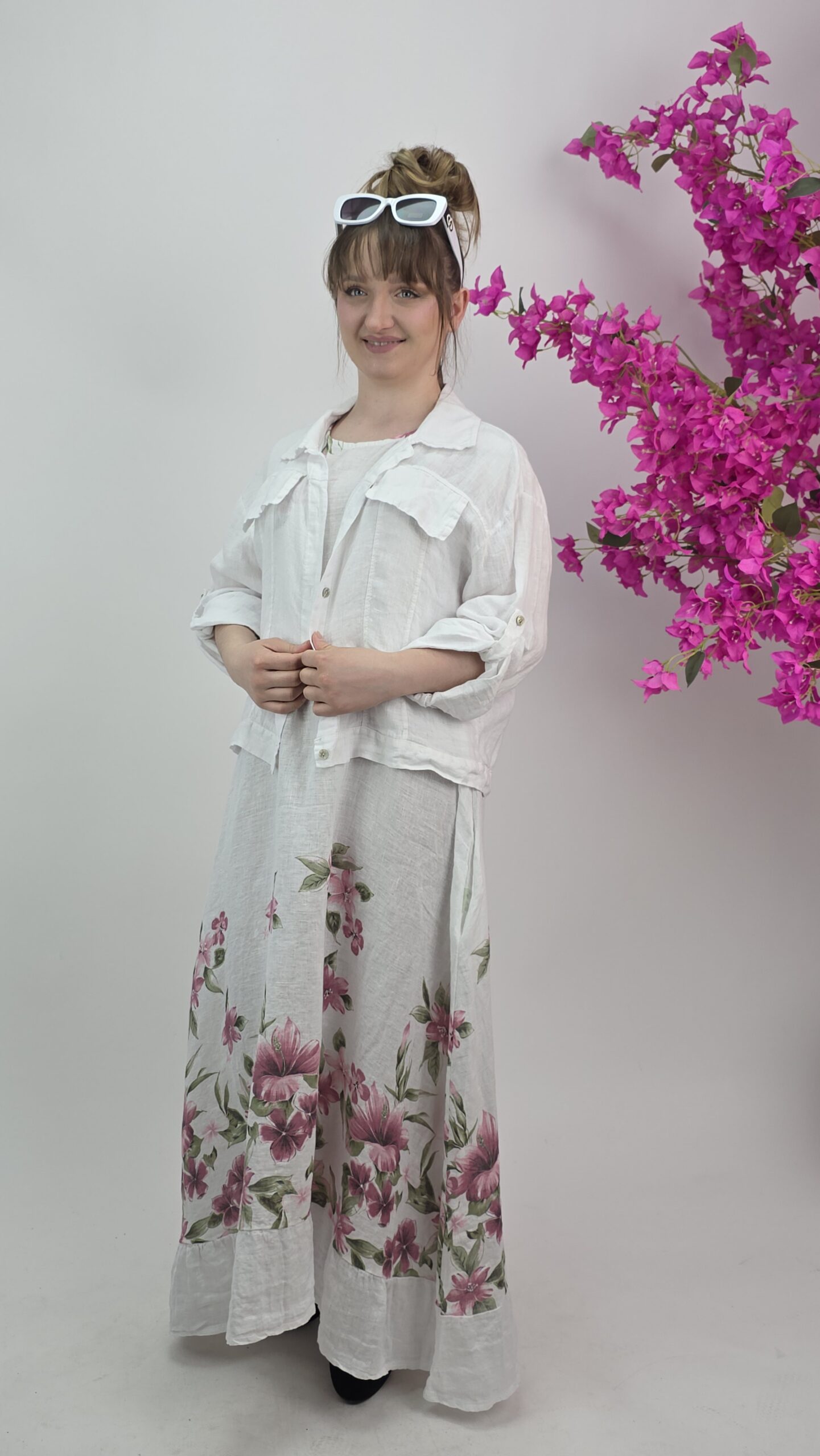 Lniana sukienka maxi w kwiaty z lekką kurtką - obrazek 4