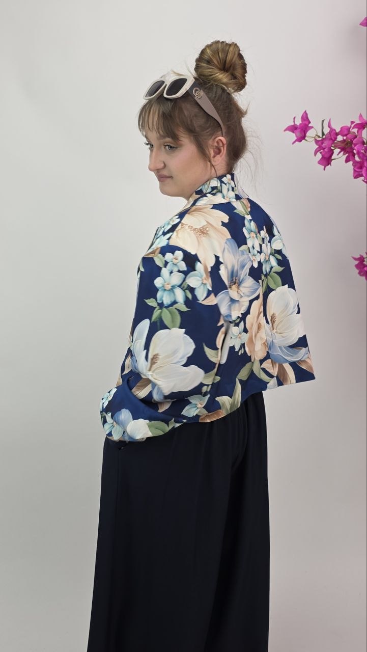 Granatowy komplet damski w kwiaty premium - obrazek 2