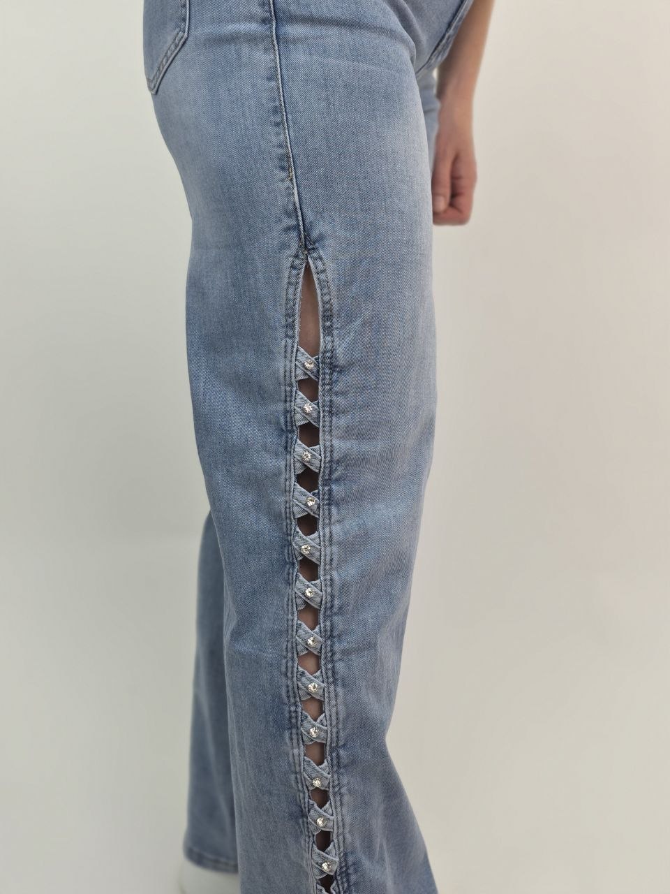 Niesamowite Jeansy z ażurowym bokiem i cyrkoniami bootcut - obrazek 2