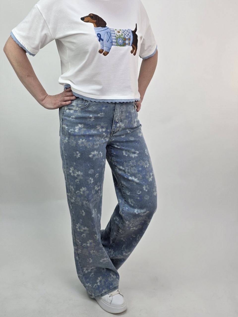 Jeansy damskie w kwiatki – modne wide leg - obrazek 4