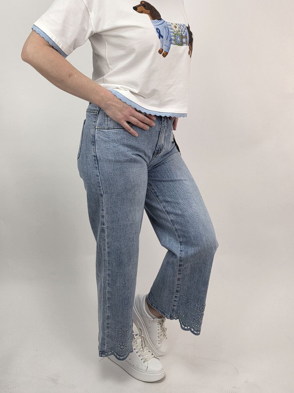 Jeansy wide leg ażurowe wykończenie nogawek - obrazek 4