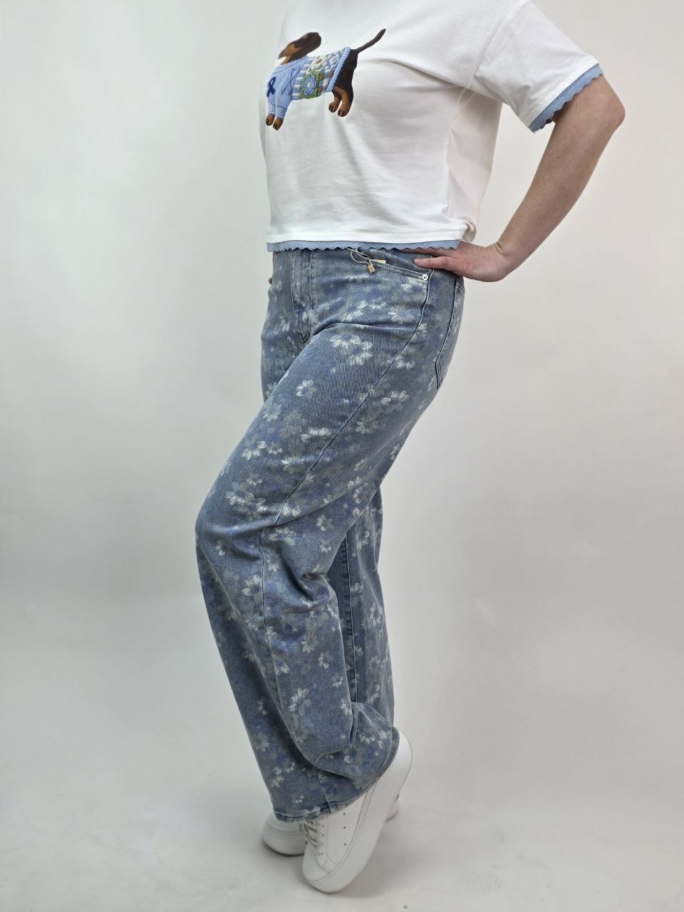 Jeansy damskie w kwiatki – modne wide leg - obrazek 3