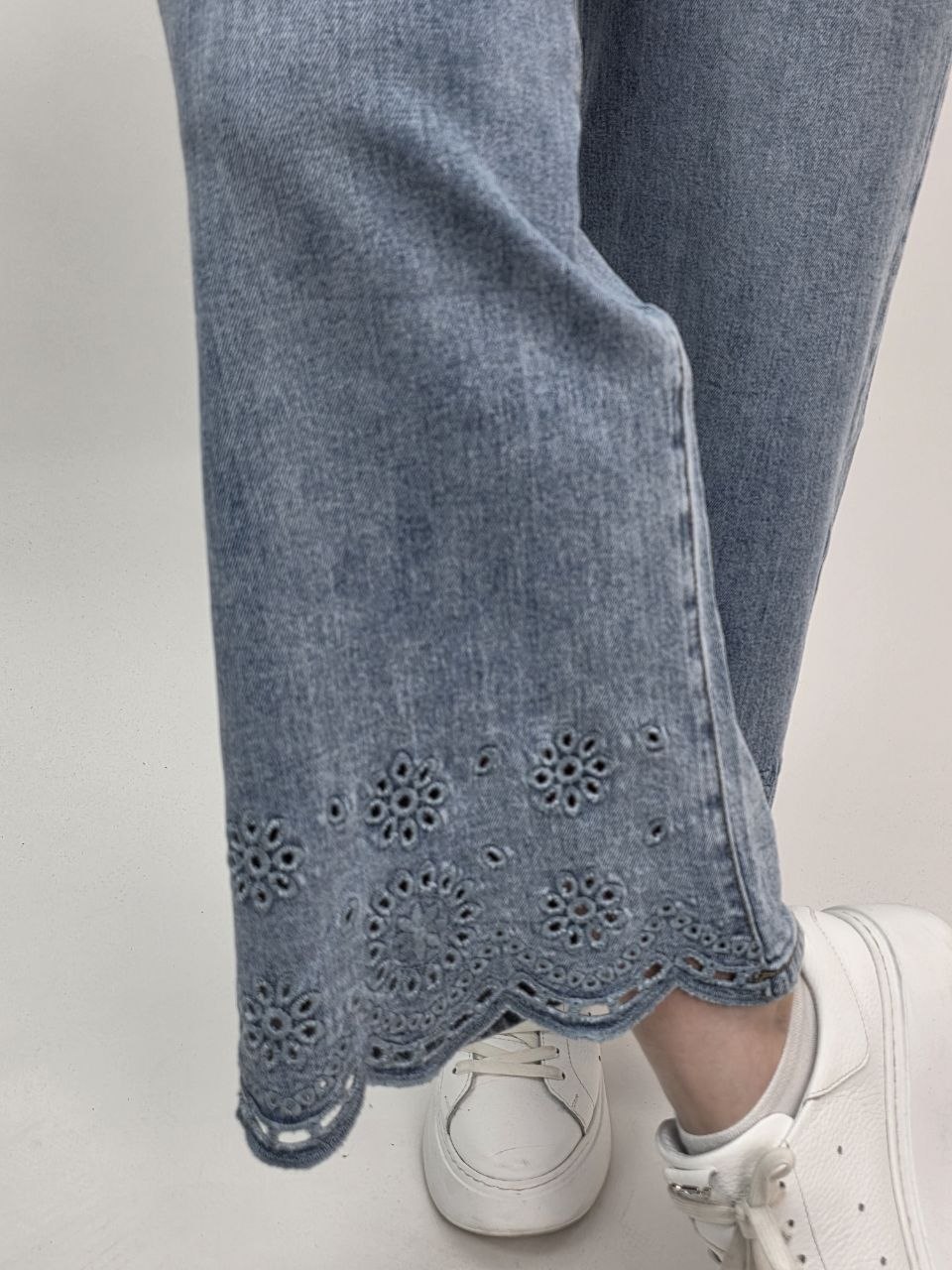 Jeansy wide leg ażurowe wykończenie nogawek - obrazek 2