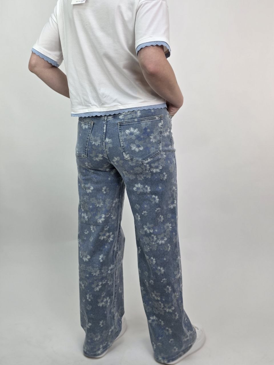 Jeansy damskie w kwiatki – modne wide leg - obrazek 2