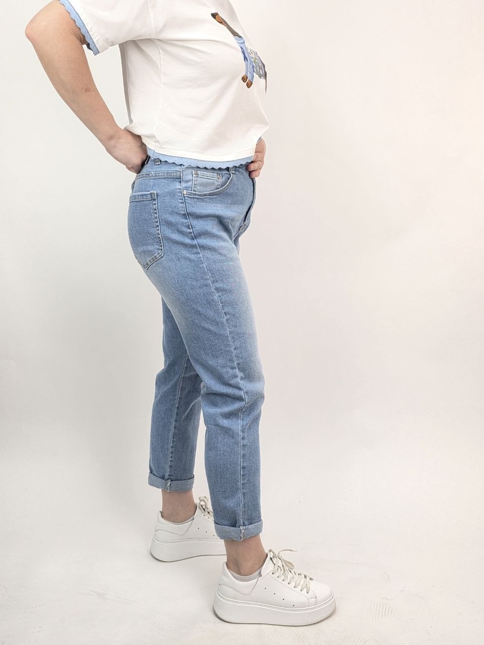Rewelacyjne Jeansy mom fit z haftem i cyrkoniami większe - obrazek 2