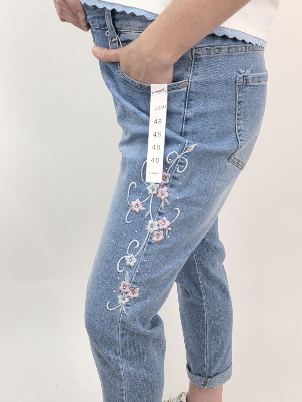 Rewelacyjne Jeansy mom fit z haftem i cyrkoniami większe - obrazek 5