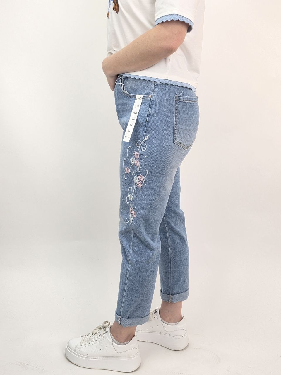 Rewelacyjne Jeansy mom fit z haftem i cyrkoniami większe - obrazek 4