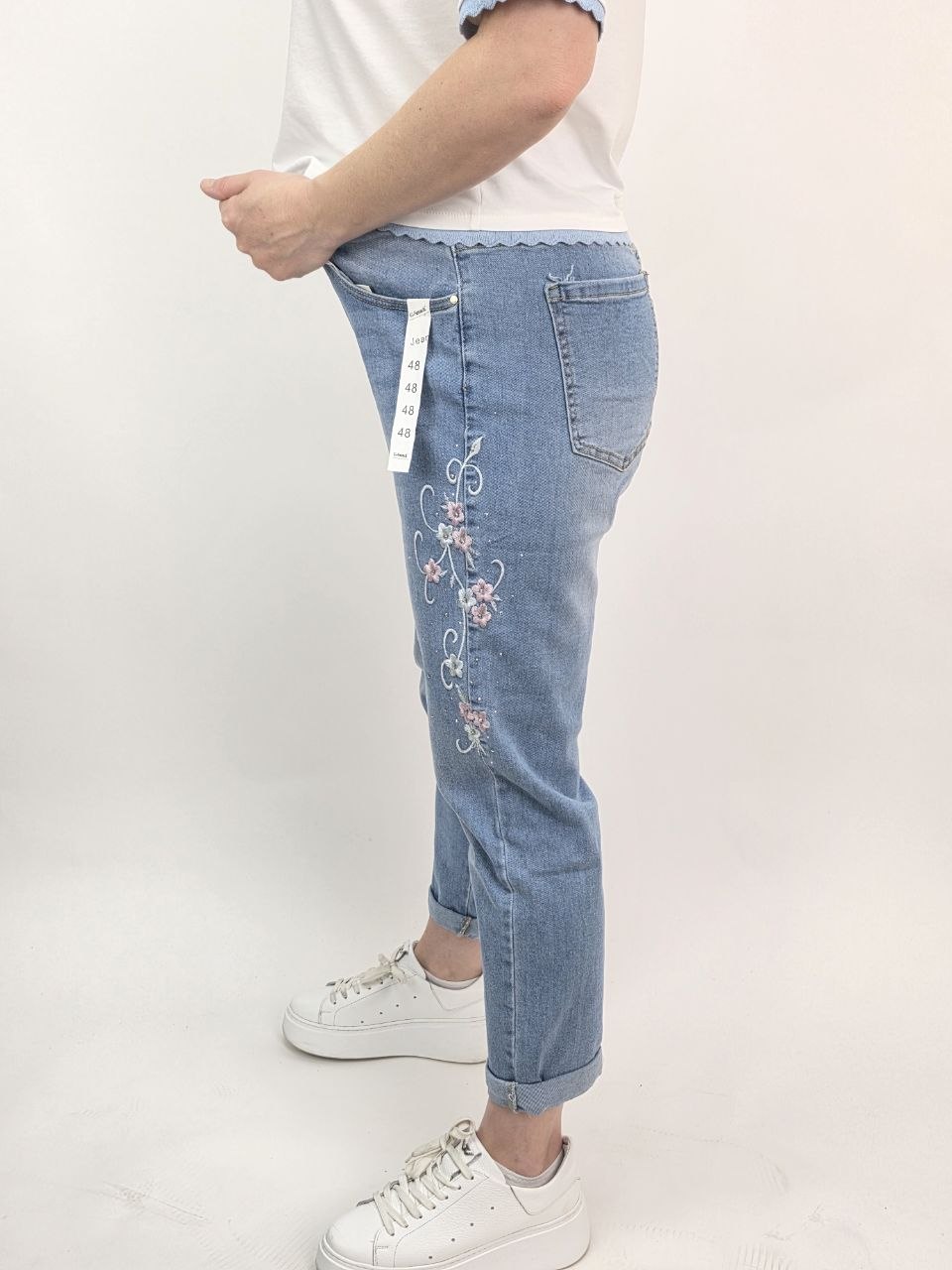 Rewelacyjne Jeansy mom fit z haftem i cyrkoniami większe - obrazek 3