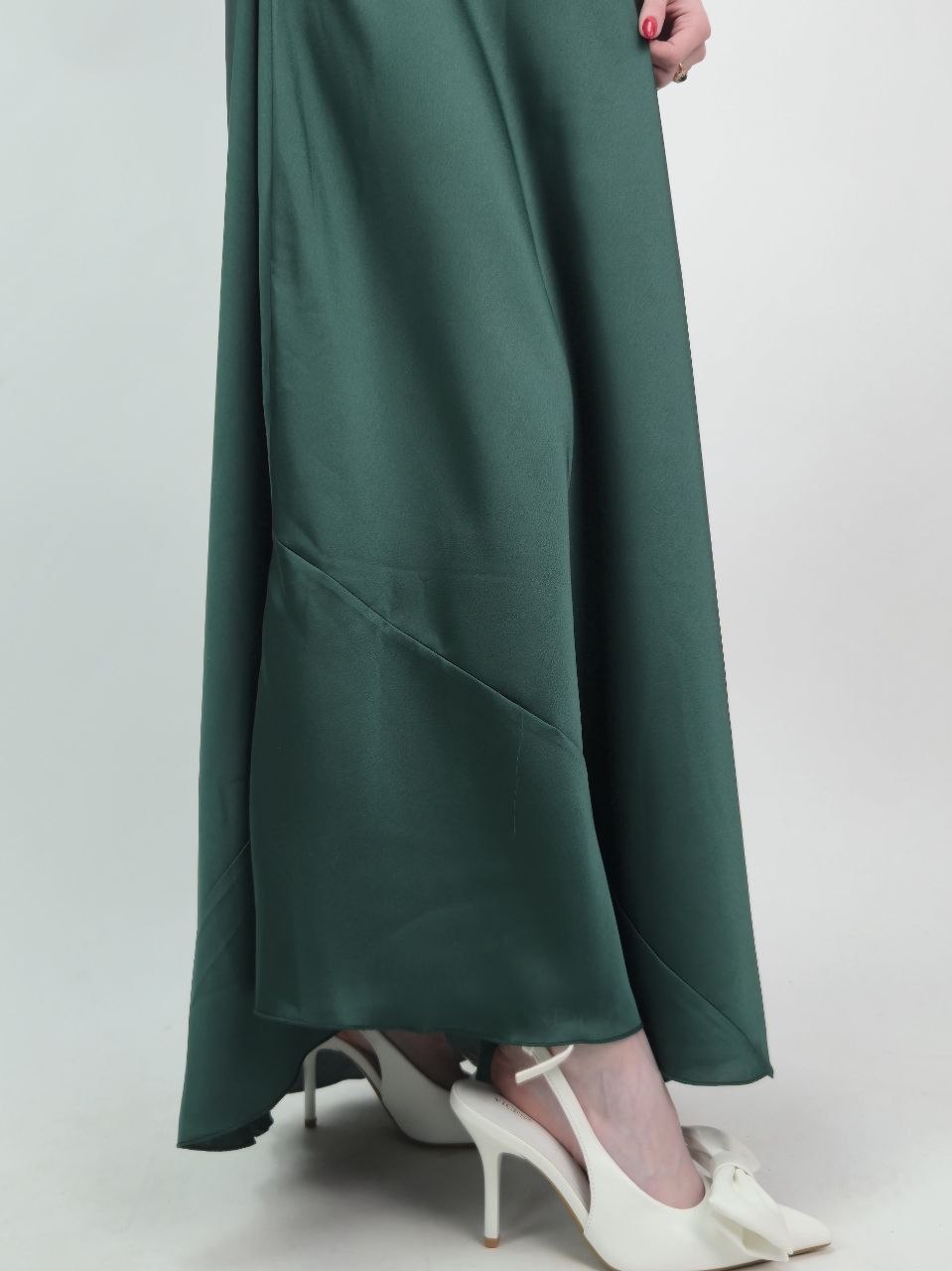 Zielona sukienka satynowa maxi elegancka - obrazek 3