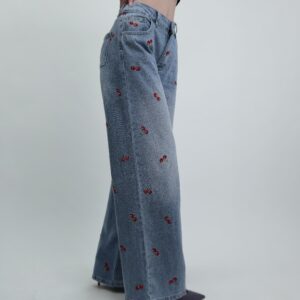 Jeansy wide leg z haftowanymi wisienkami
