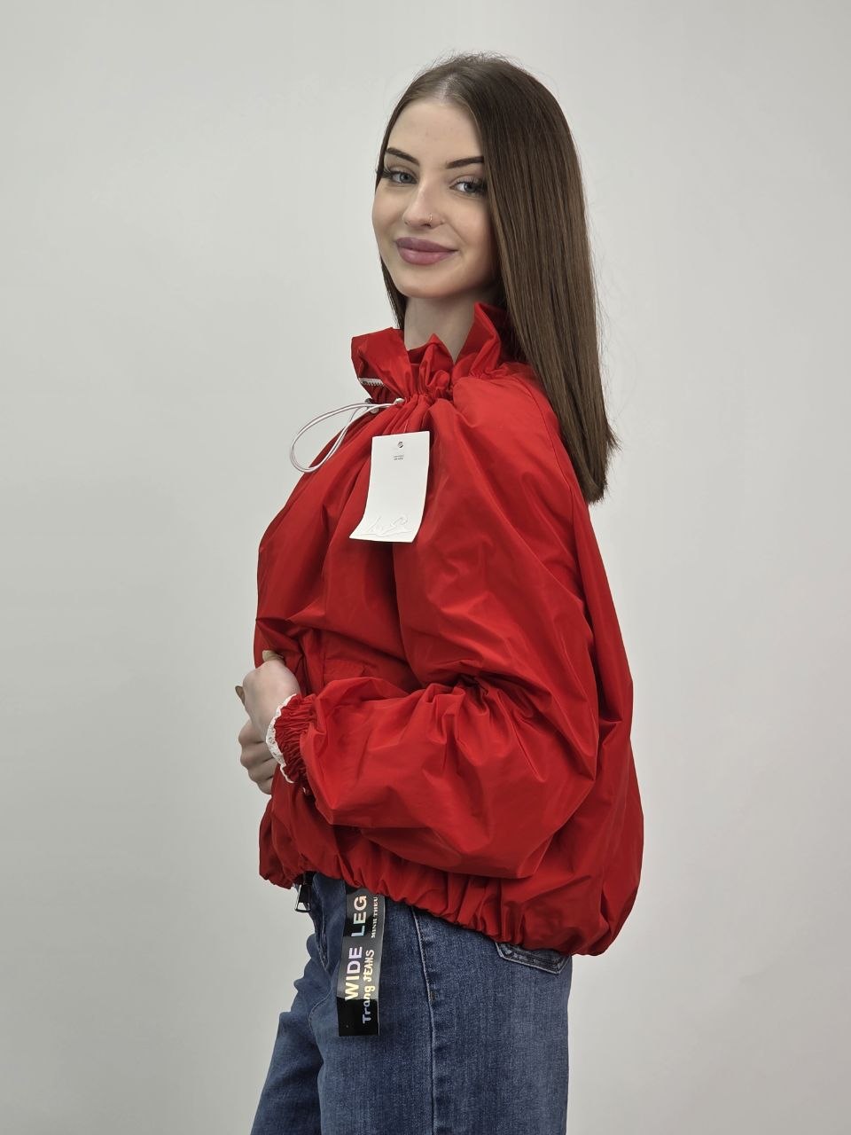 Czerwona kurtka z koronkową podszewką włoska - obrazek 3