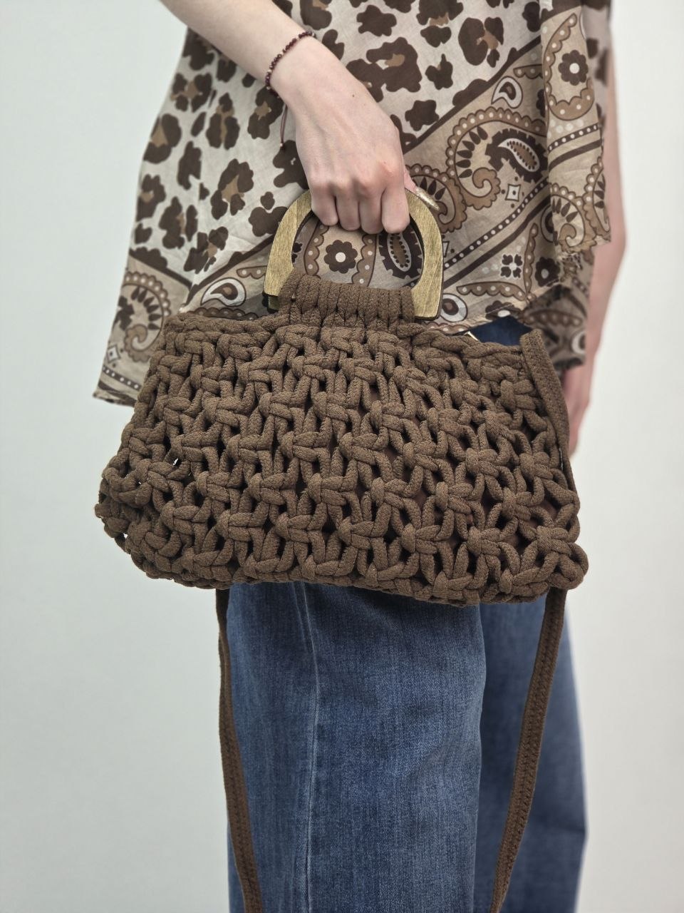 Torebka Chocolate Crochet – pleciona torebka premium z drewnianą rączką - obrazek 2
