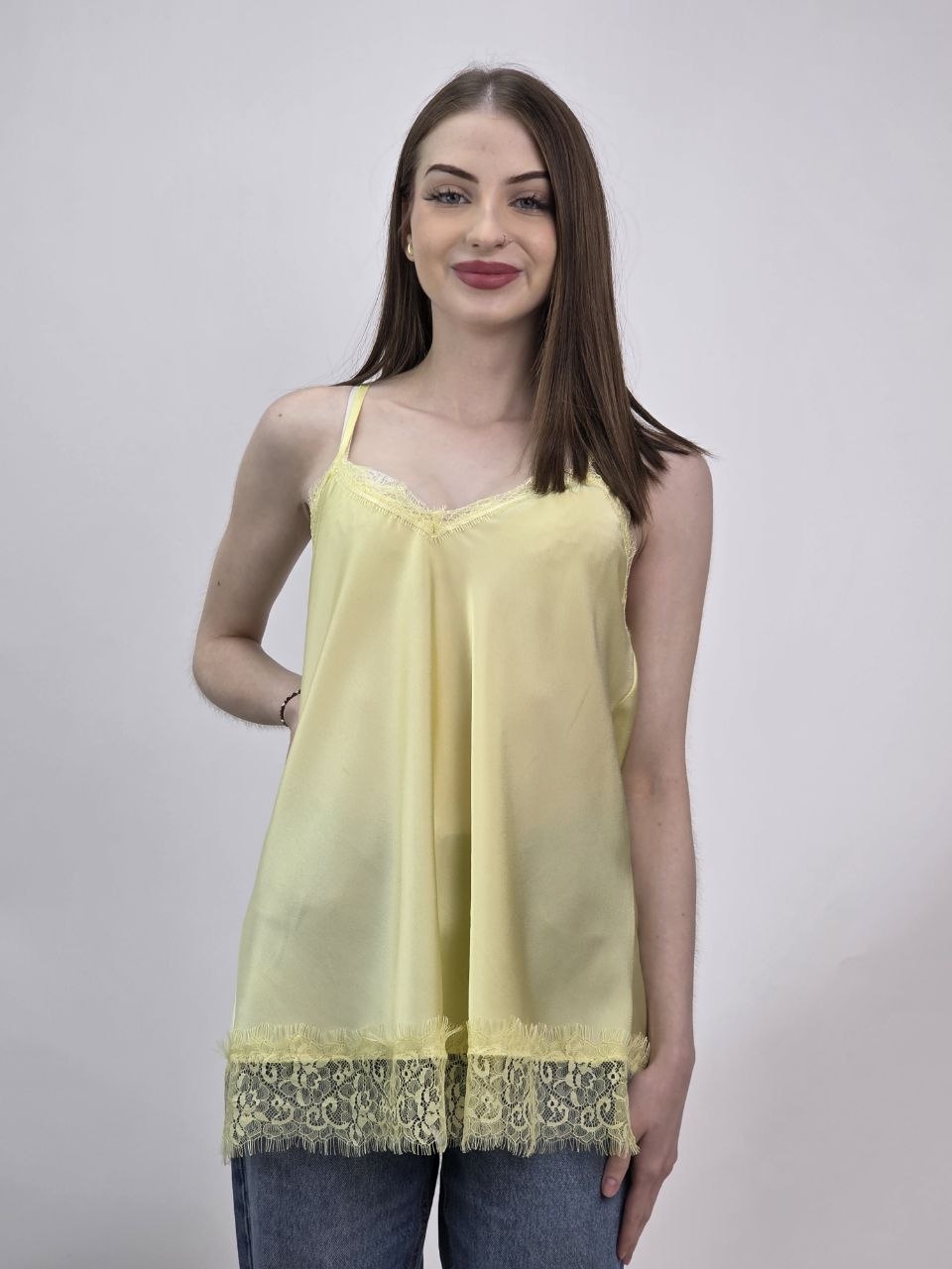 Żółty satynowy top z koronką – elegancki - obrazek 3