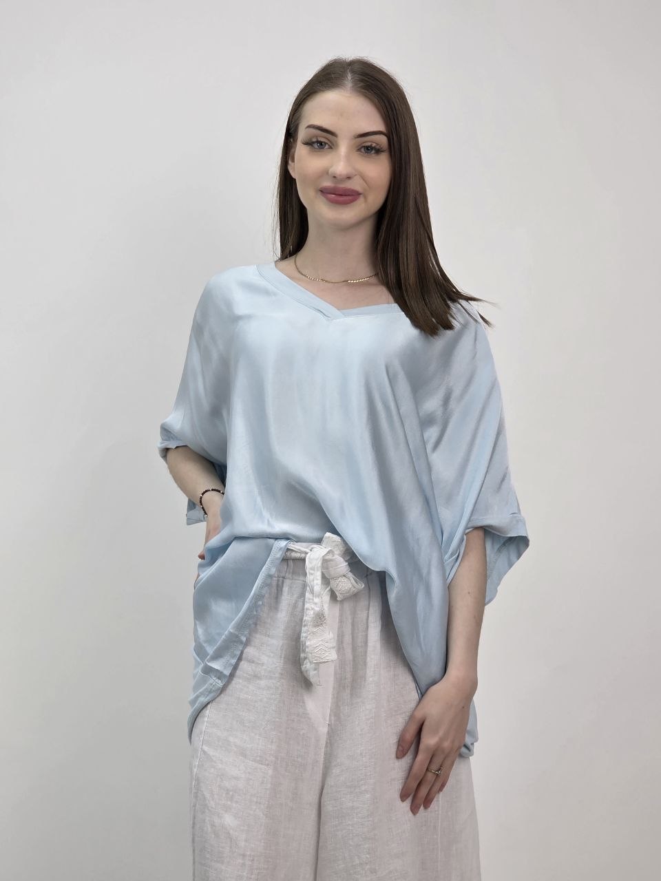 Bluzka satynowa Baby Blue V-Neck Premium