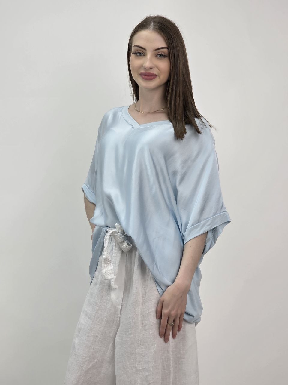 Bluzka satynowa Baby Blue V-Neck Premium - obrazek 2
