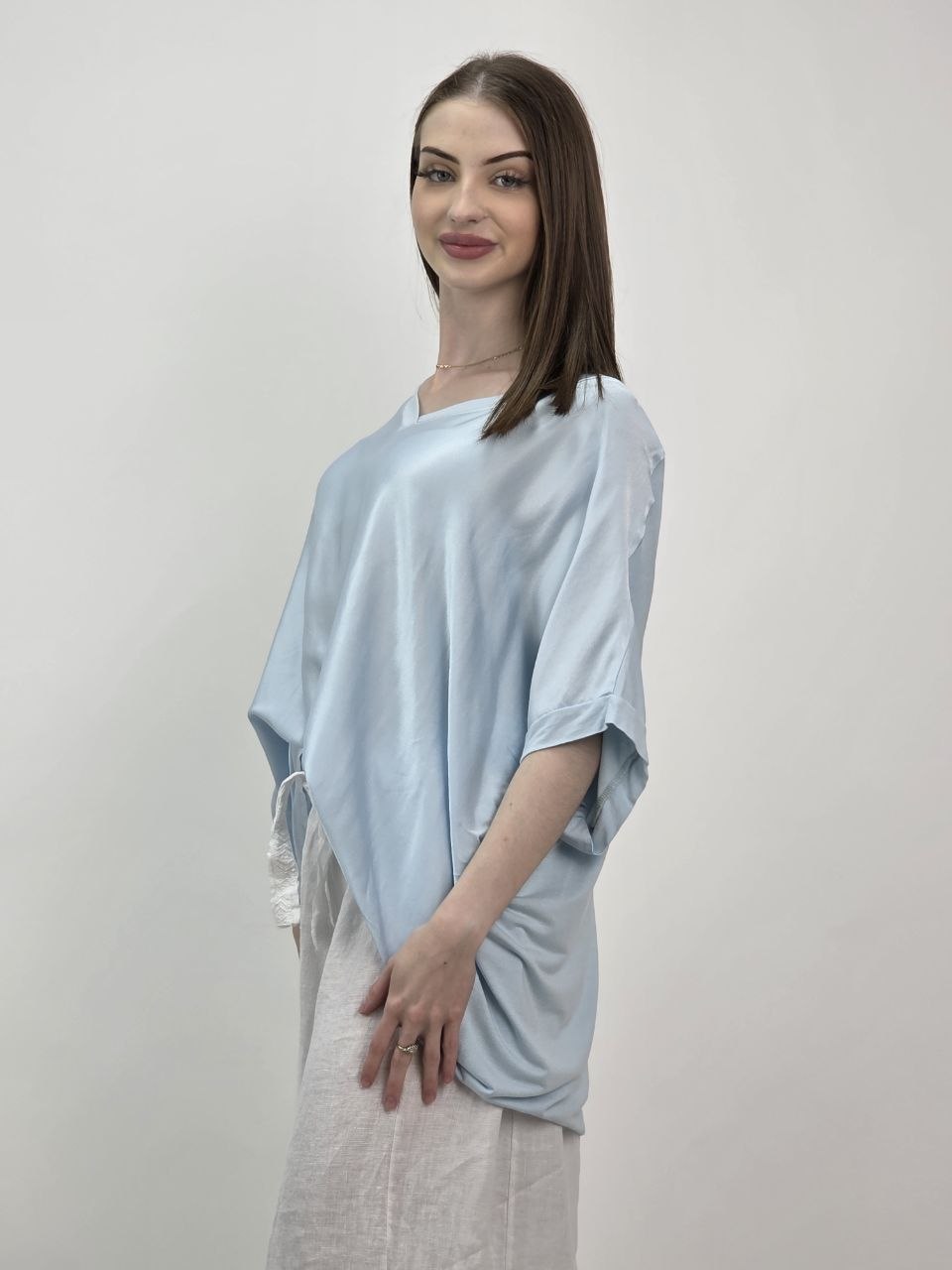 Bluzka satynowa Baby Blue V-Neck Premium - obrazek 3