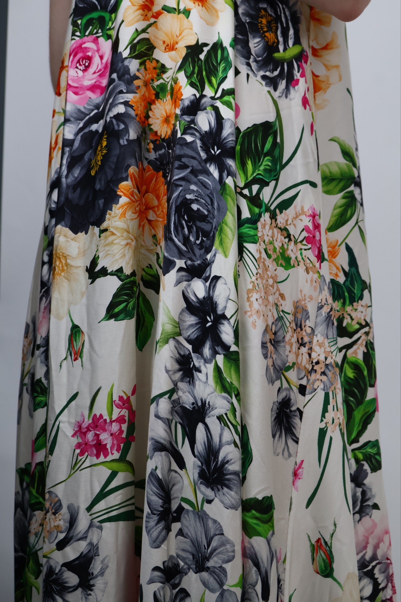 Sukienka Silk Garden Jedwabna Lekkość i Kwiaty - obrazek 4