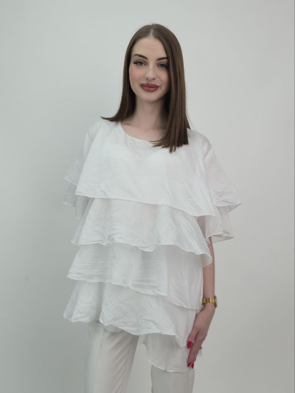 Biała bluzka damska z falbanami oversize