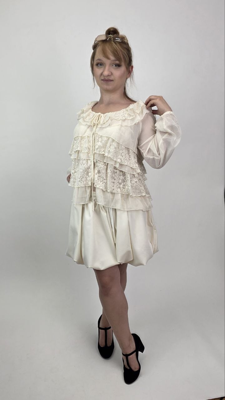 Elegancka bluzka z koronką i falbanami ecru - obrazek 5