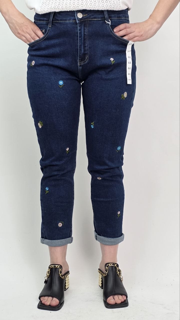 Jeansy z haftowanymi kwiatami plus size