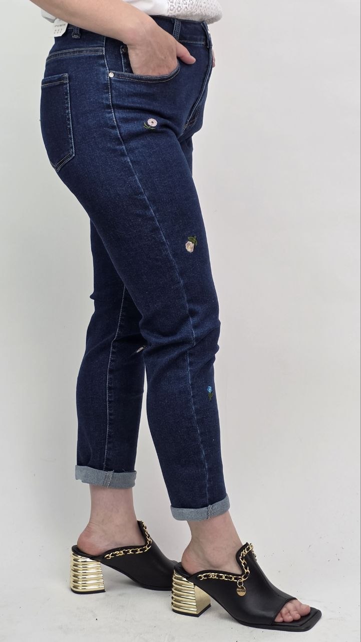Jeansy z haftowanymi kwiatami plus size - obrazek 2